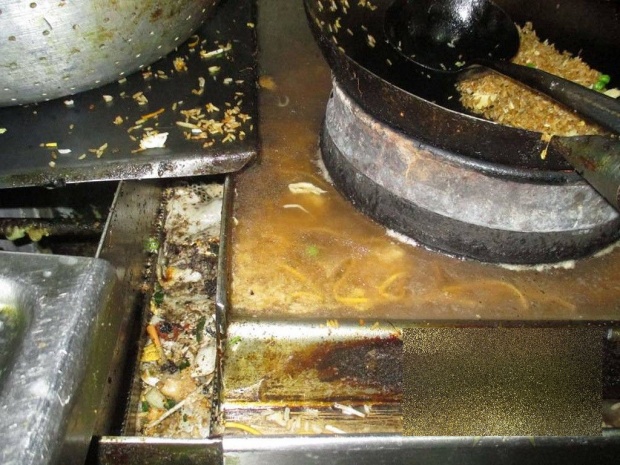 gandaci mizerie magazin alimentar
